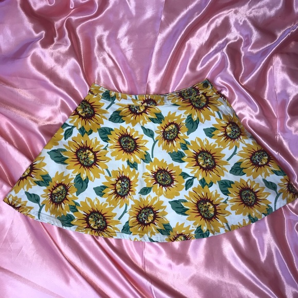 ❌SOLD❌AMERICAN APPAREL SUNFLOWER WRAP SKIRT - Picture 3 of 4